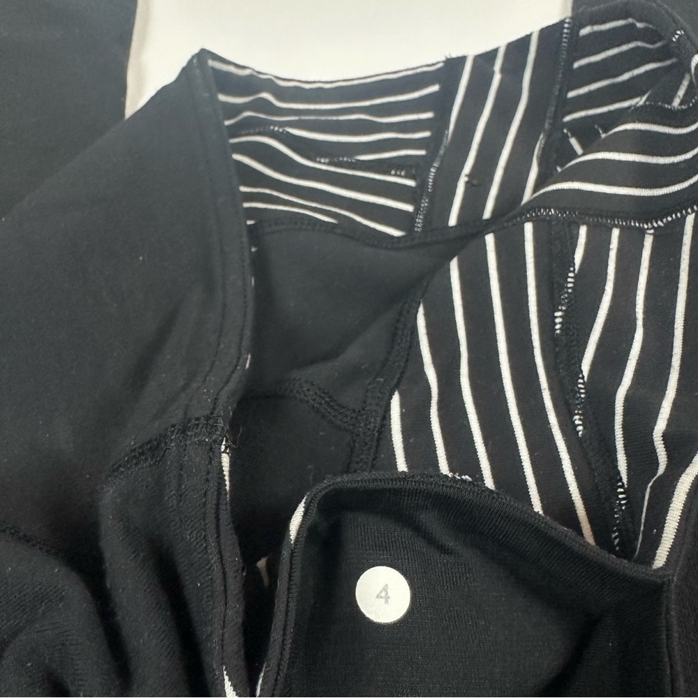 Lululemon Reversible Leggings 21” - Picture 6 of 6